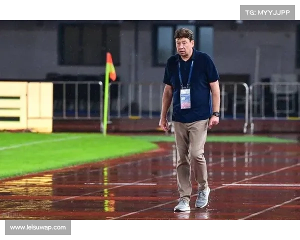 陈柏良冲线后摔倒水池边,喘息中与教练相拥落泪