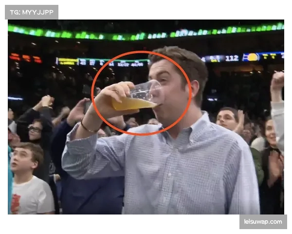 特写:绝杀后狂欢,大学生球员将头盔扔向观众席引发骚动